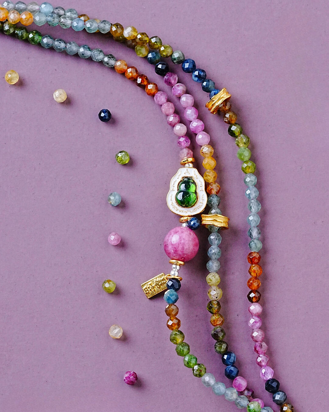 Pulsera de triple vuelta con turmalina multicolor que habla de rosas