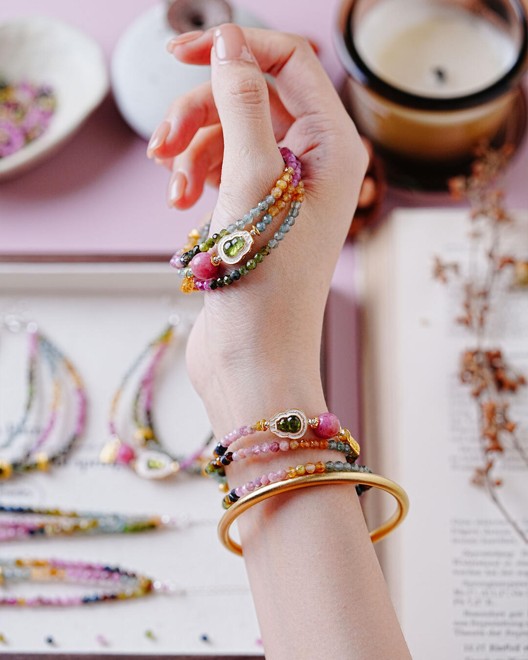 Pulsera de triple vuelta con turmalina multicolor que habla de rosas
