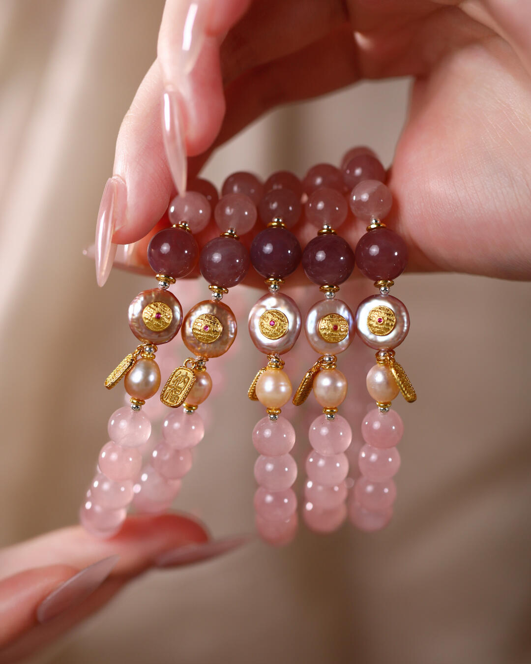 Pulsera de amor de cristal rosa con monedas fantasma de montaña de fuego encendido