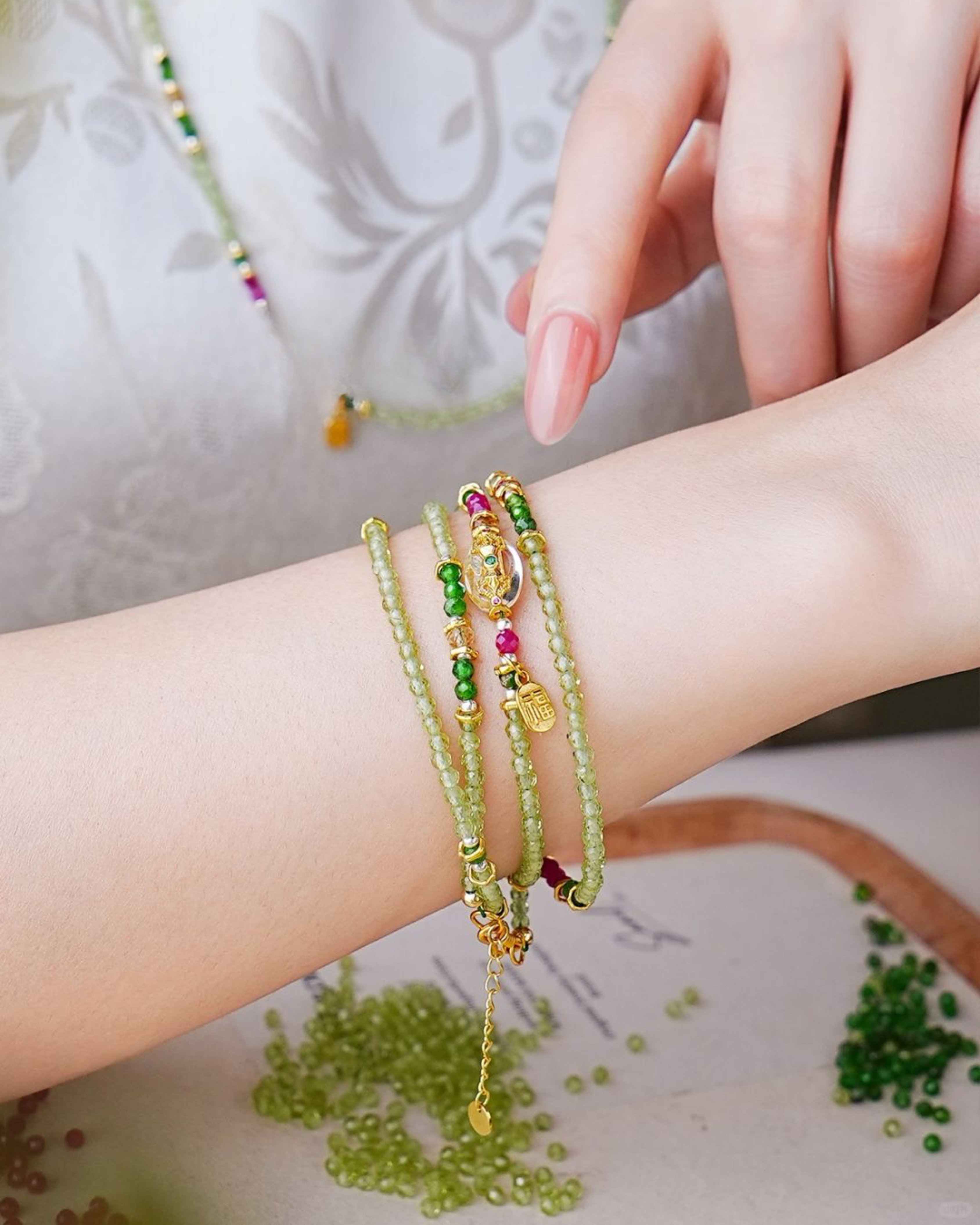 Pulsera multilazo con poder de diópsido de olivino y mortero Vajra de Wood Surge