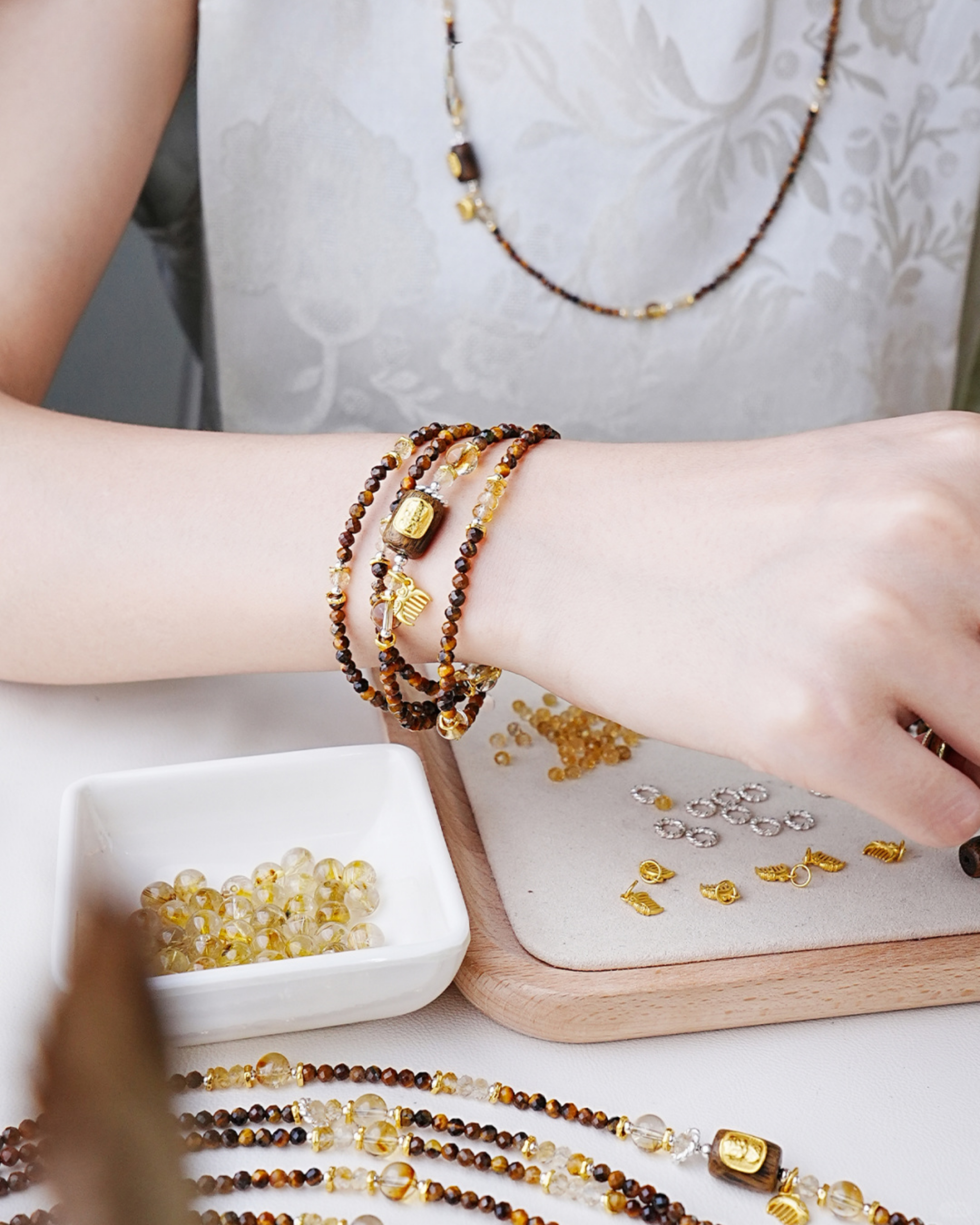 Pulsera de múltiples vueltas de ojo de tigre, citrino y madera de agar de Metal Forge