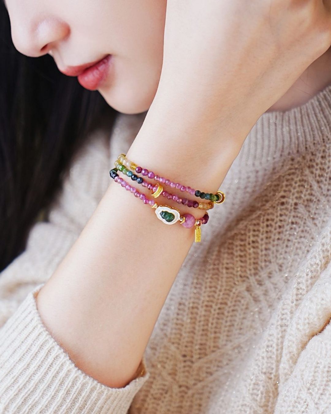 Pulsera de triple vuelta con turmalina multicolor que habla de rosas