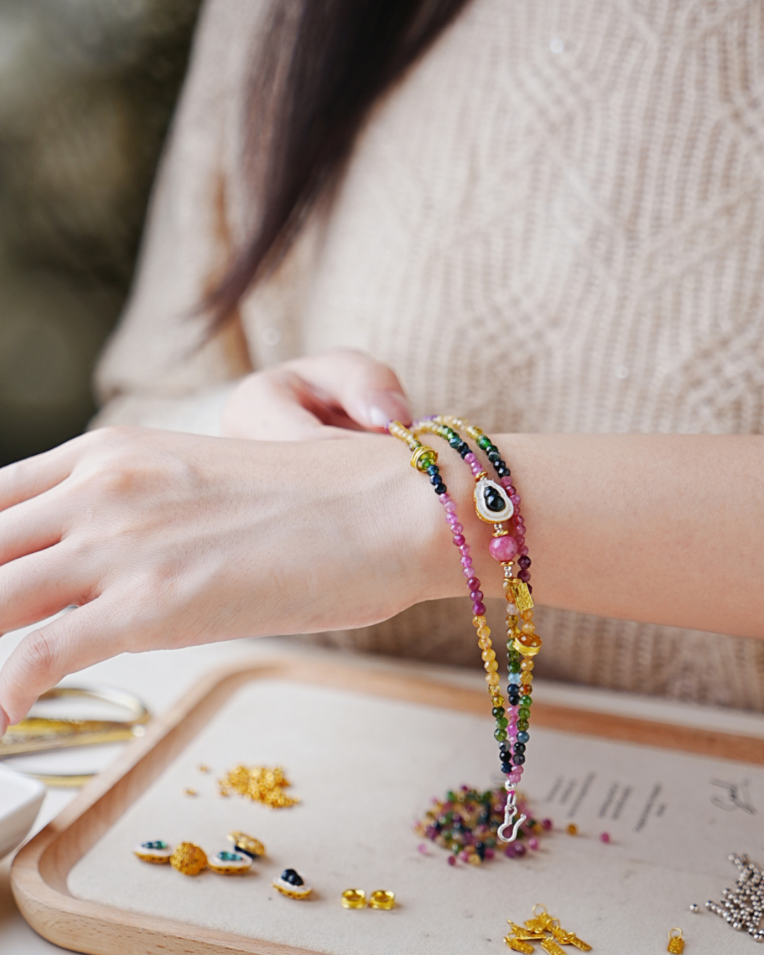 Pulsera de triple vuelta con turmalina multicolor que habla de rosas