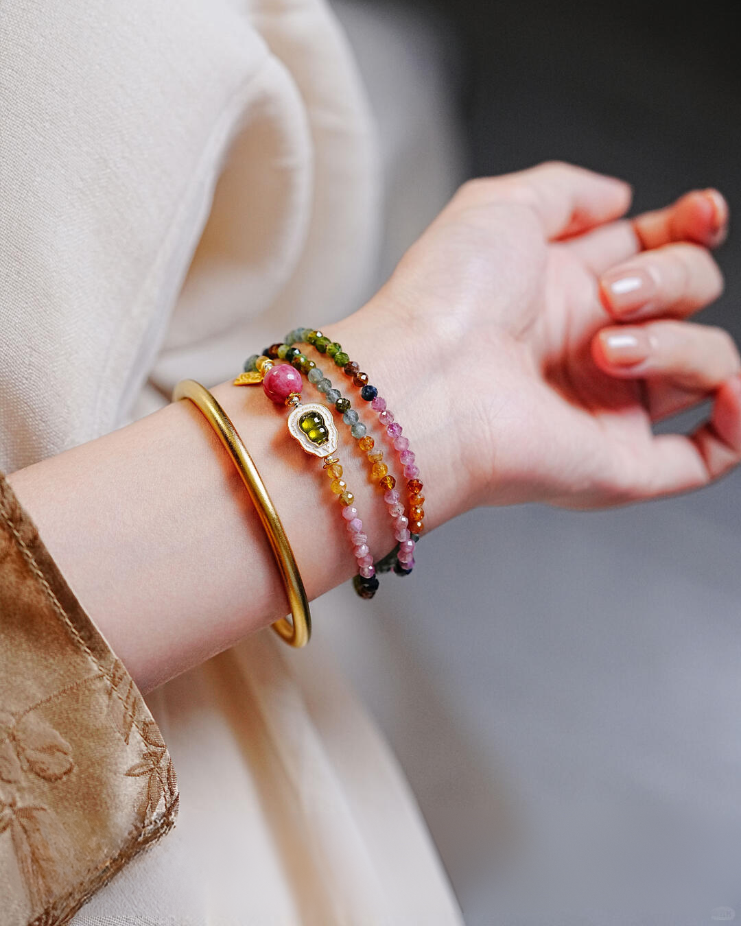 Pulsera de triple vuelta con turmalina multicolor que habla de rosas