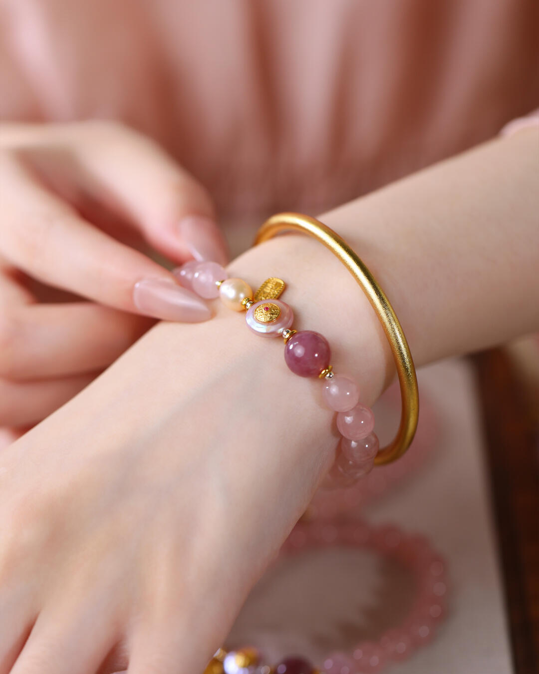 Pulsera de amor de cristal rosa con monedas fantasma de montaña de fuego encendido