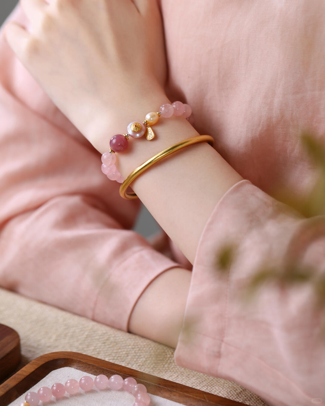 Pulsera de amor de cristal rosa con monedas fantasma de montaña de fuego encendido