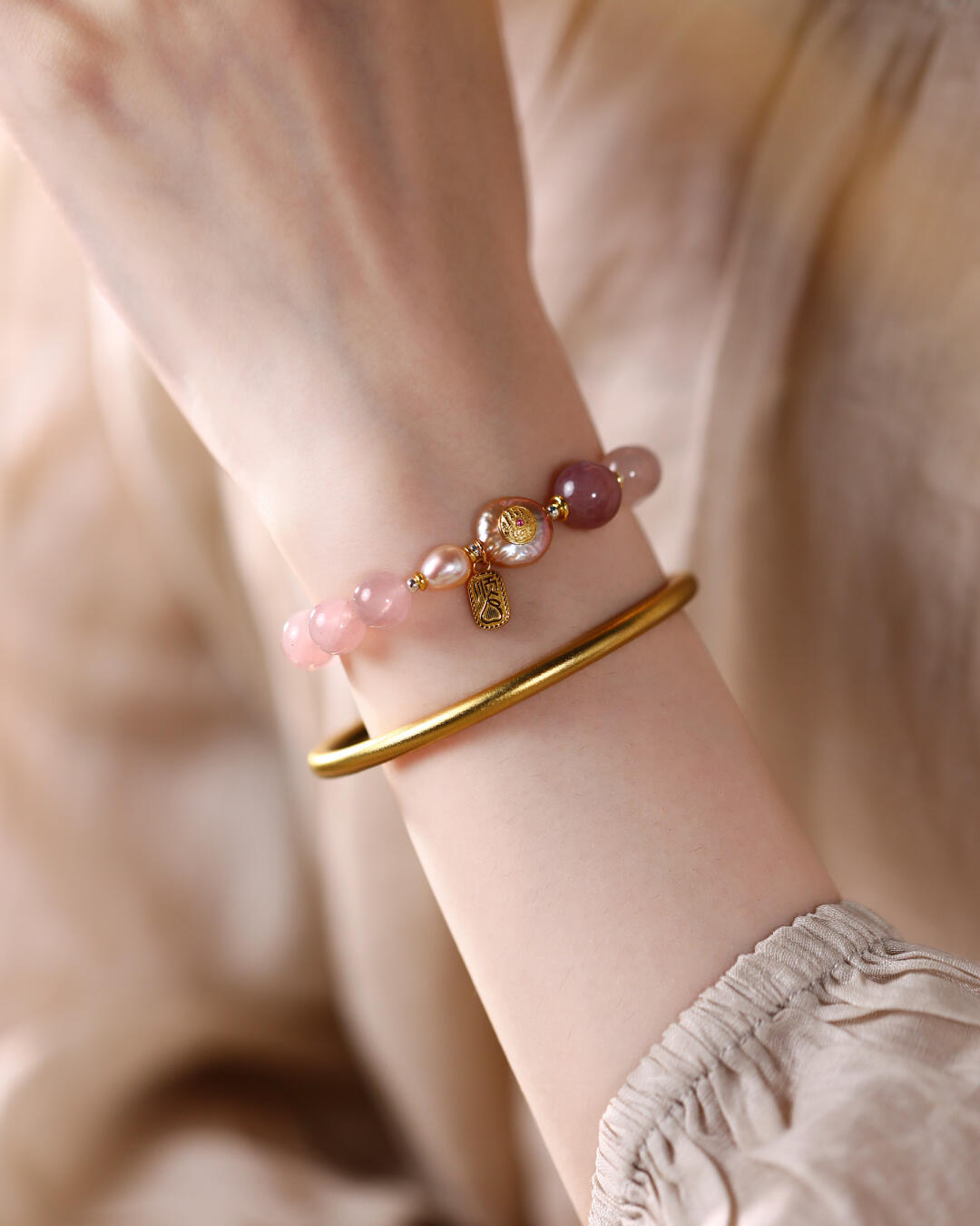 Pulsera de amor de cristal rosa con monedas fantasma de montaña de fuego encendido