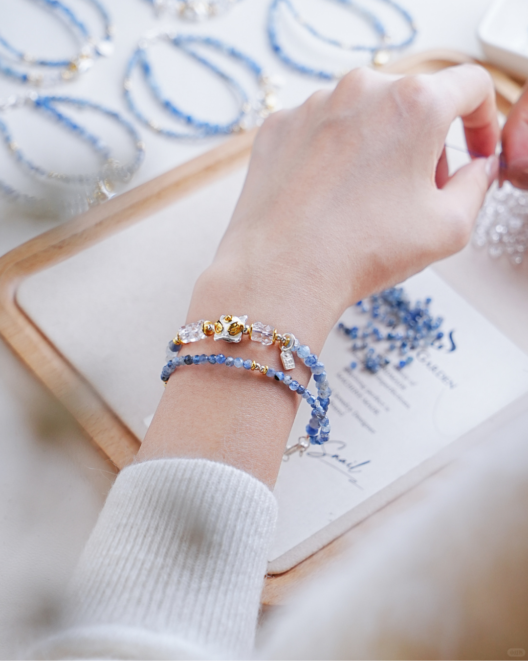 Pulsera de doble vuelta con sabiduría de cianita y cuarzo león que despierta el flujo de agua