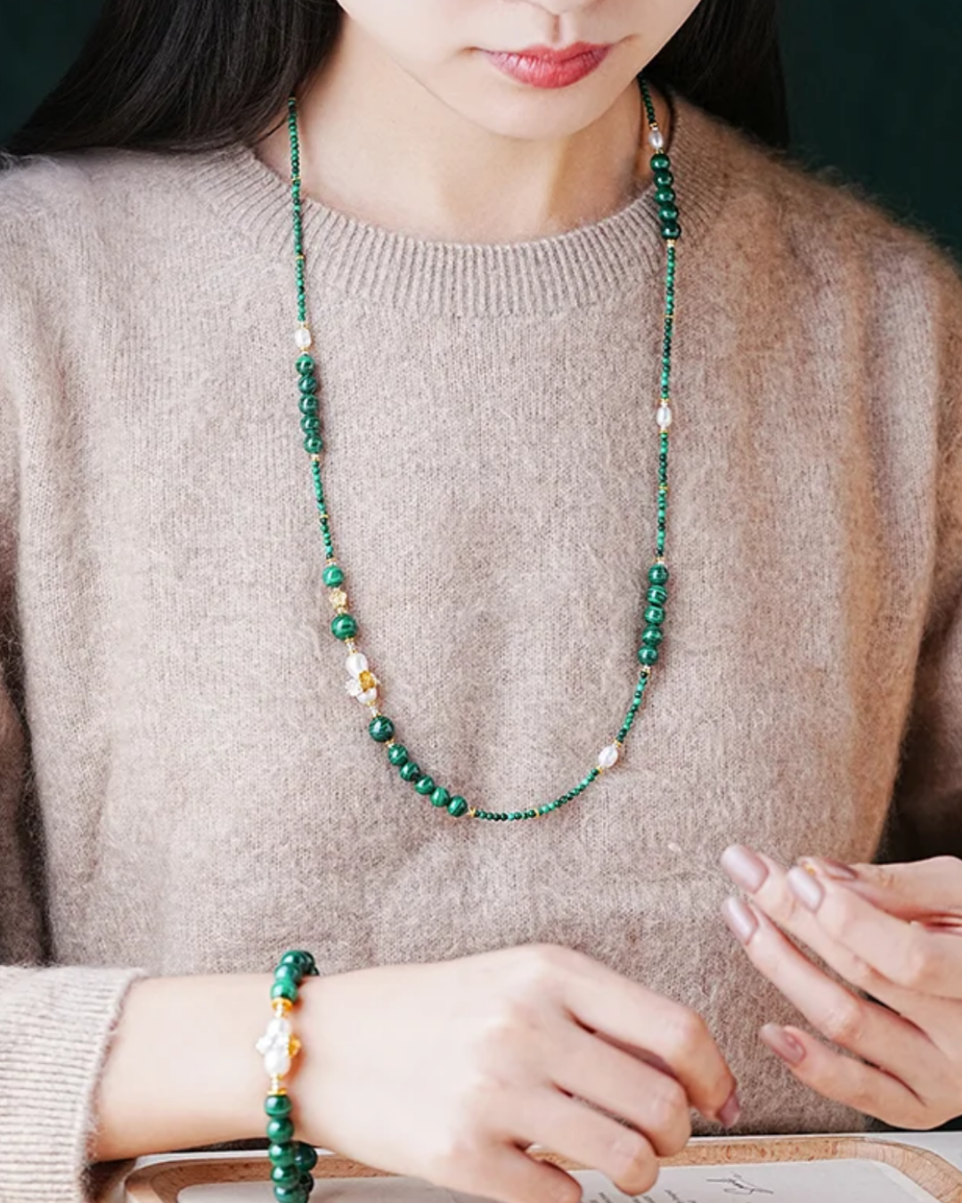 Pulsera multilazo con mariposa, malaquita y perla de madera en armonía con dos metales