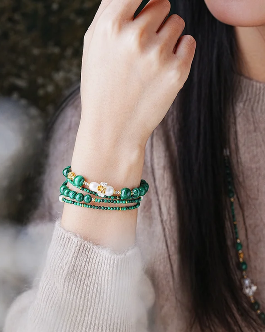 Pulsera multilazo con mariposa, malaquita y perla de madera en armonía con dos metales