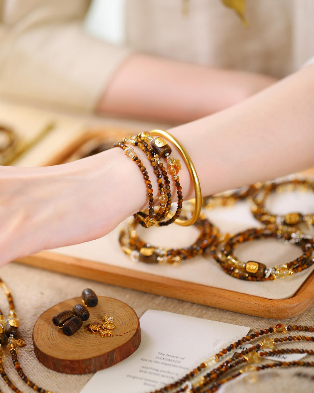 Pulsera de múltiples vueltas de ojo de tigre, citrino y madera de agar de Metal Forge